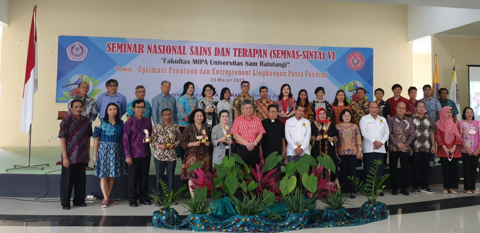 Dean of FMIPA invited as keynote speaker in National Seminar on Science and Applied VI at Sam Ratulangi University