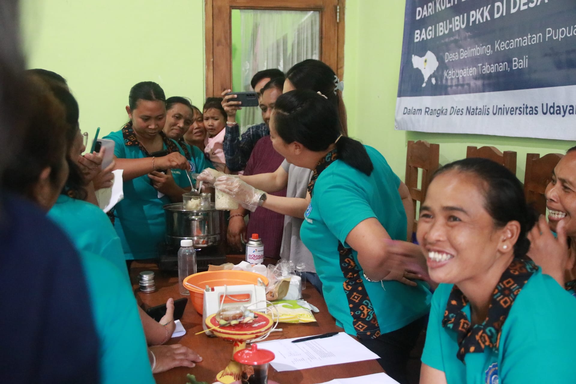 Tingkatkan Nilai Jual Manggis, Unud Gelar Pelatihan Pembuatan Face and Body Scrub di Desa Belimbing
